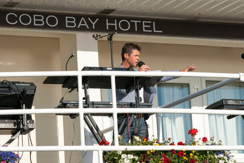 Hosting a Cobo Balcony Gig